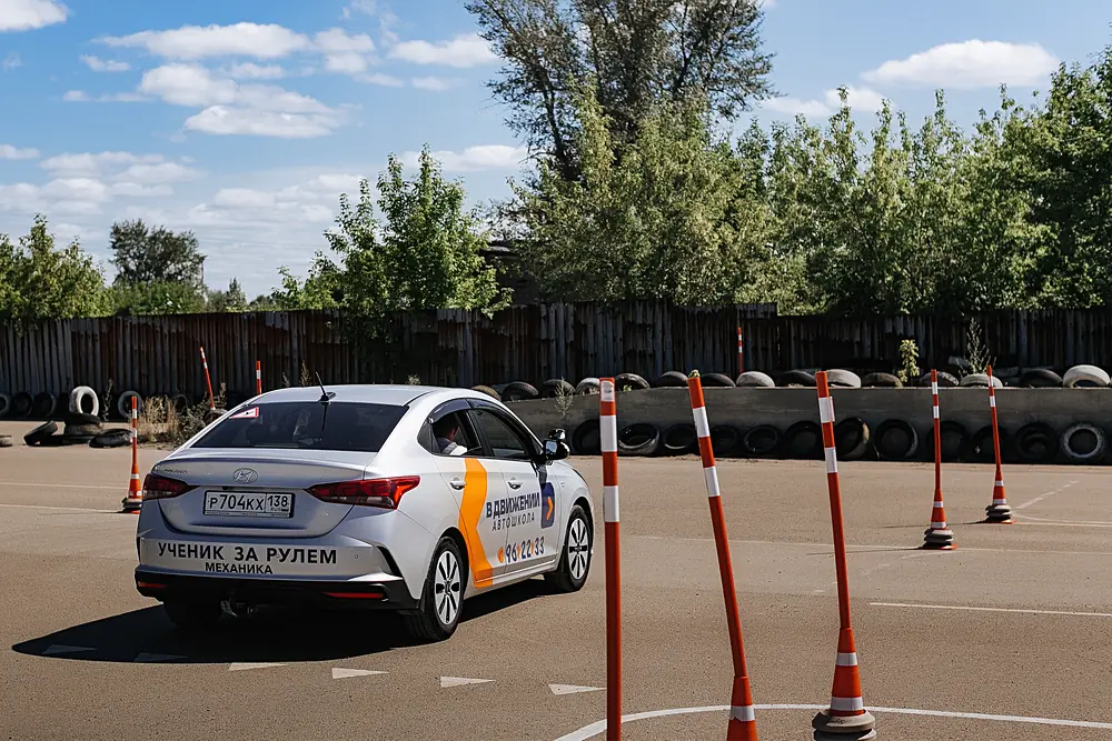 Учебная машина между конусами на автодроме