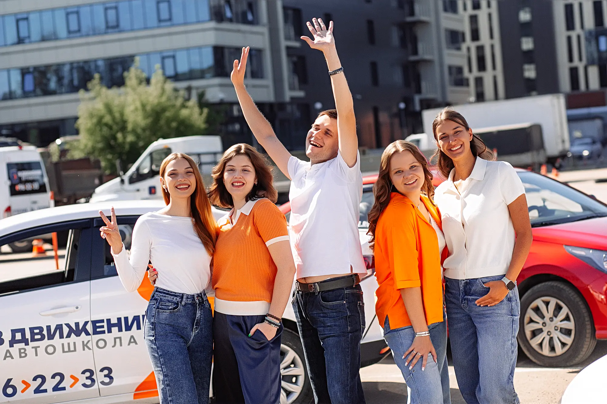 Ученики и сотрудники школы у учебной машины